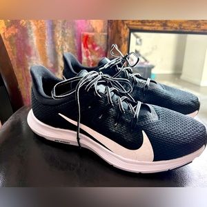 Women’s size 8.5 nike quest running shoes